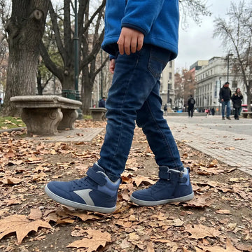 Niño usando tenis barefoot infantiles en México — puntera ancha