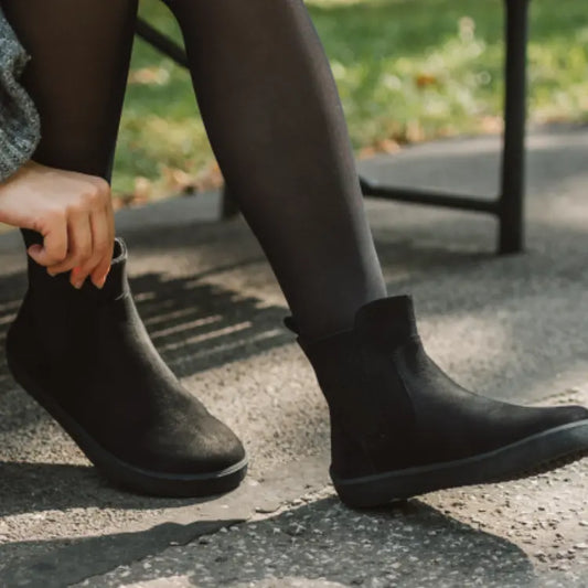 botines negros mujer Barefoot de estilo Chelsea de ante o gamuza, con suela plana, ideales para vestir y usar en otoño. El texto alternativo debe contener las palabras clave que se quieren posicionar.