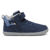 Bebe zapatillas azules con cremallera lateral y velcro para un calce fácil e independiente.