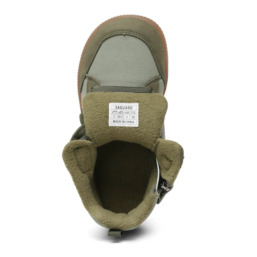 Zapatillas anchas verdes que no comprimen el pie en crecimiento.