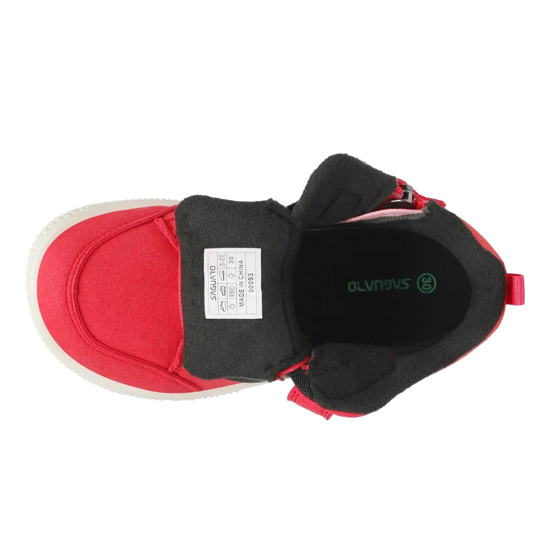 Vista superior de bebe zapatillas rojas resaltando el espacio anatómico para los dedos.
