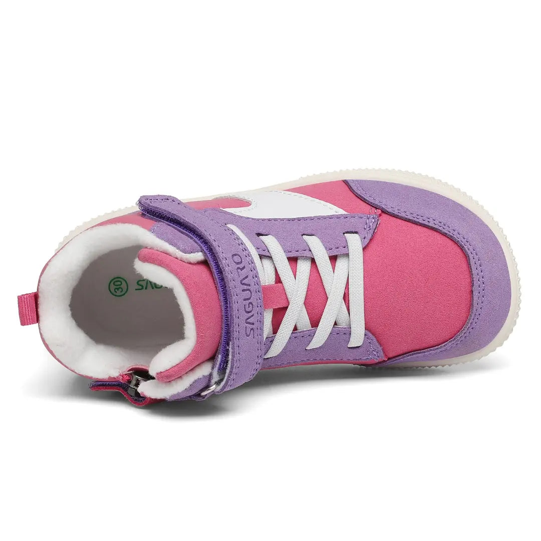 Vista superior de bebe zapatillas resaltando el amplio espacio para el libre movimiento de dedos.
