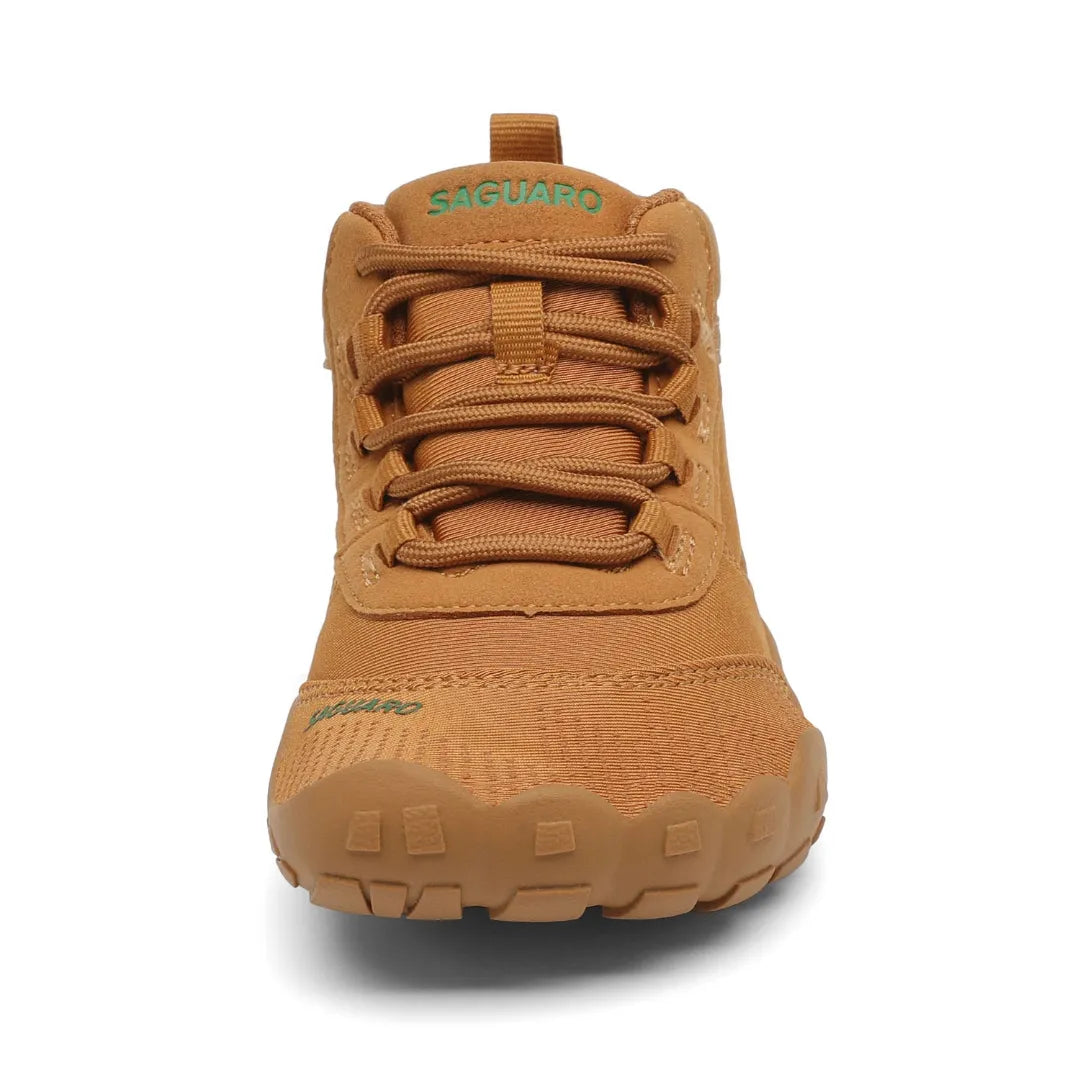 Botas ergonómicas con puntera ancha Saguaro Will I Lite café, espacio extra para los dedos que favorece el crecimiento sano.
