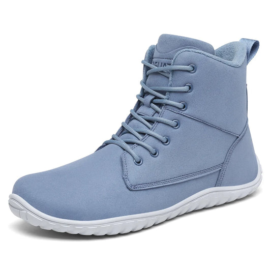 Bota minimalista azul para invierno con cordones y forro térmico.