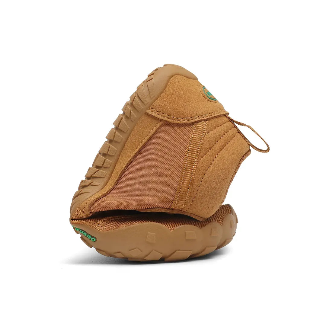 Demostración de flexibilidad en botas infantiles Saguaro Will I Lite, bota blanda que no interfiere con la biomecánica del pie.