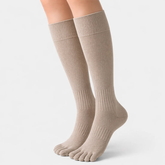 Calcetines de dedos color beige en uso, comodidad extra larga para transiciones a calzado respetuoso en Chile.