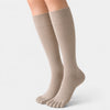 Calcetines de dedos color beige en uso, comodidad extra larga para transiciones a calzado respetuoso en Chile.