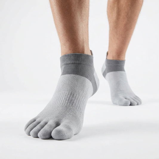 Calcetines de dedos separados Sowilo color gris, medias cortas deportivas y transpirables para entrenamiento barefoot en Santiago.