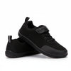 Par de calzado barefoot colegial en color negro, ideal para el uniforme escolar diario.