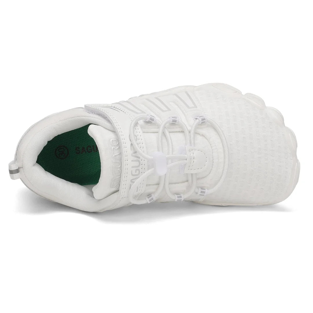 Vista superior de zapato deportivo escolar blanco resaltando su horma anatómica.