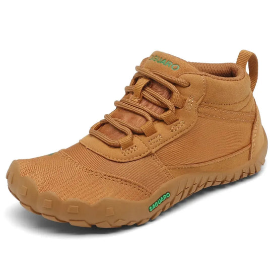 Calzado outdoor infantil Saguaro Will I Lite café, botas ligeras y resistentes para juegos al aire libre y senderismo.