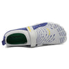 Primer plano sistema de ajuste velcro gris en zapatilla azul.