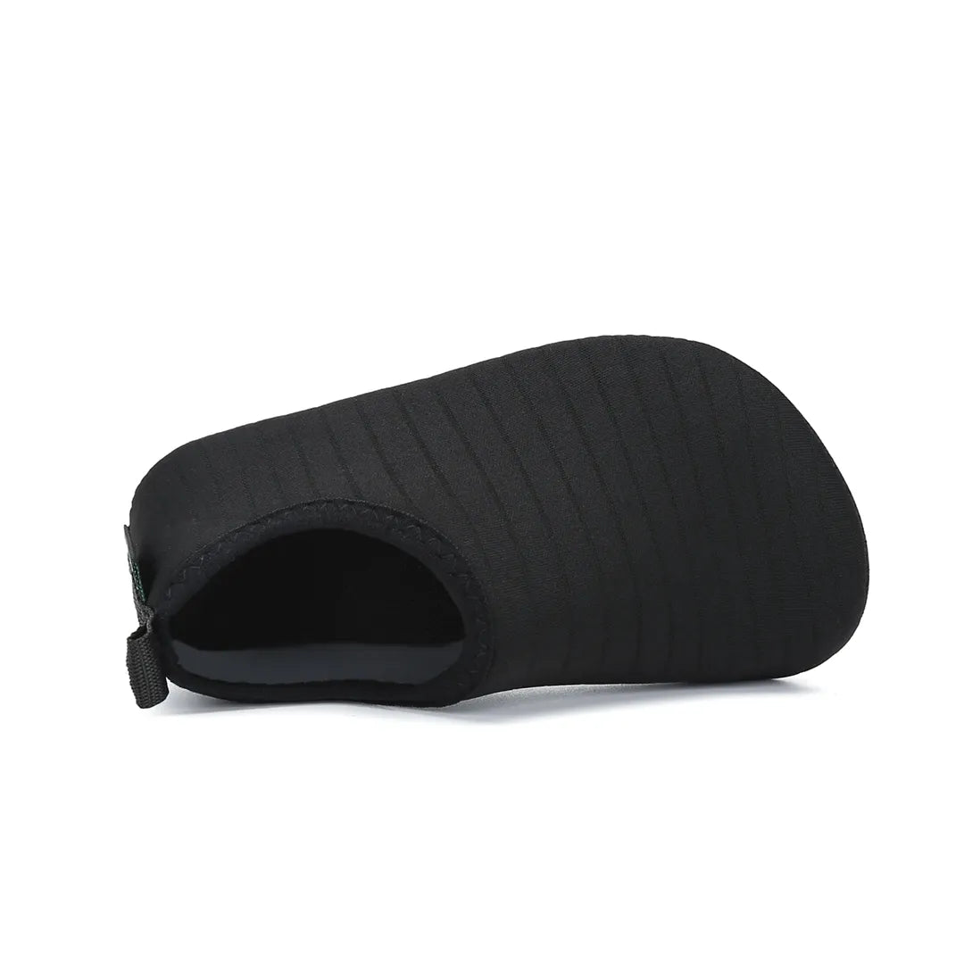 Tejido tipo calcetín de neopreno en zapatilla de agua negra.