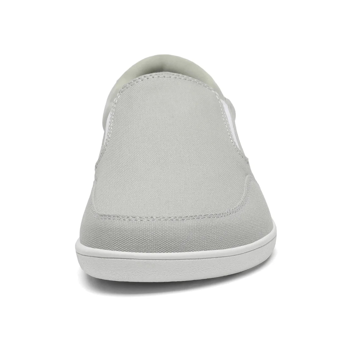 Vista frontal zapatilla slip-on gris, horma ancha anatómica.