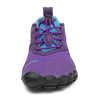 Vista frontal zapatilla deportiva púrpura, amplia caja de dedos y cordones rápidos.
