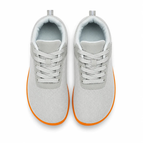 Vista superior de zapatillas minimalistas grises, diseño ergonómico.