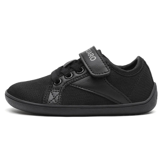 Perfil calzado ergonómico negro infantil, cierre de velcro y zero drop