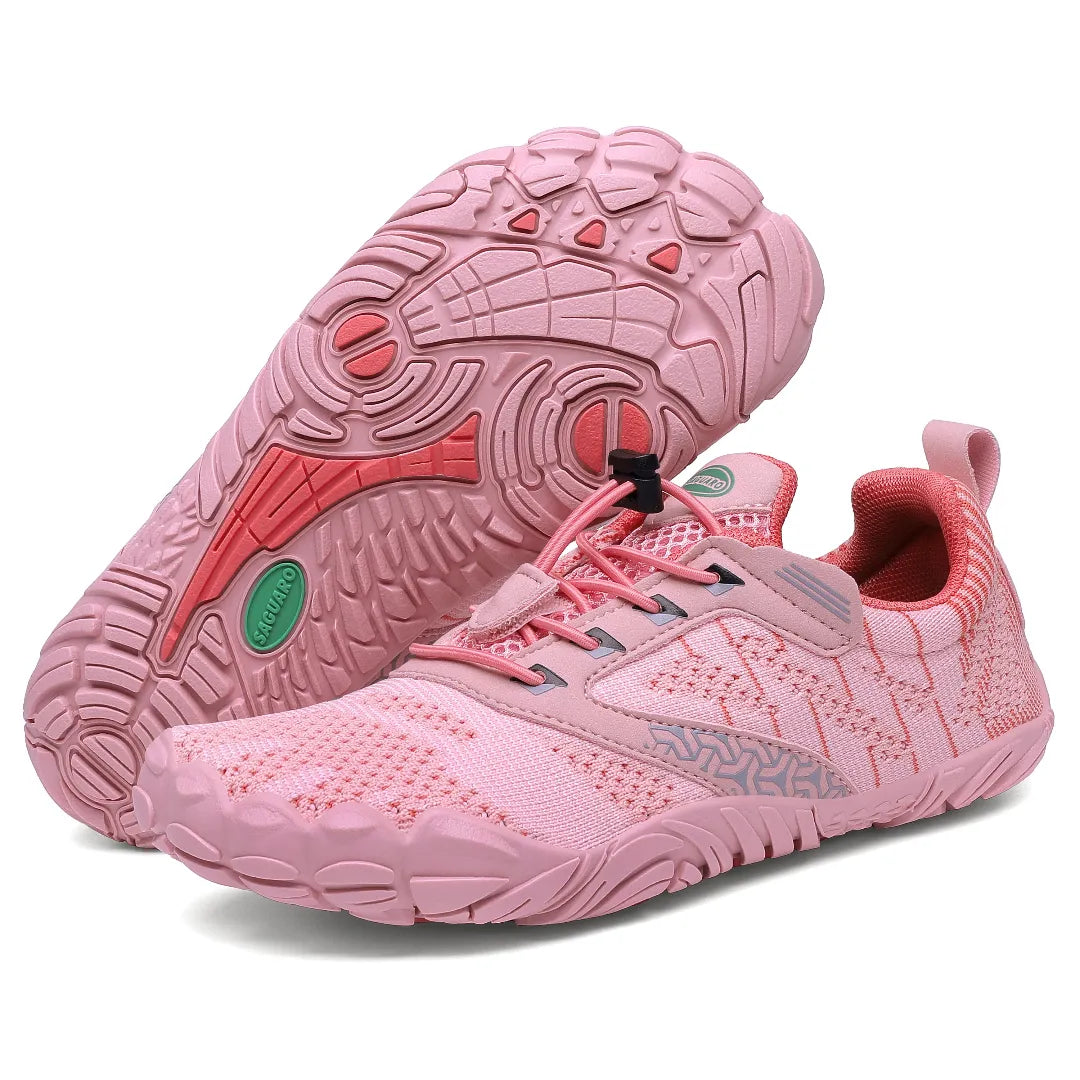 Par de zapatillas barefoot Saguaro Kids rosa mostrando suela flexible zero drop.