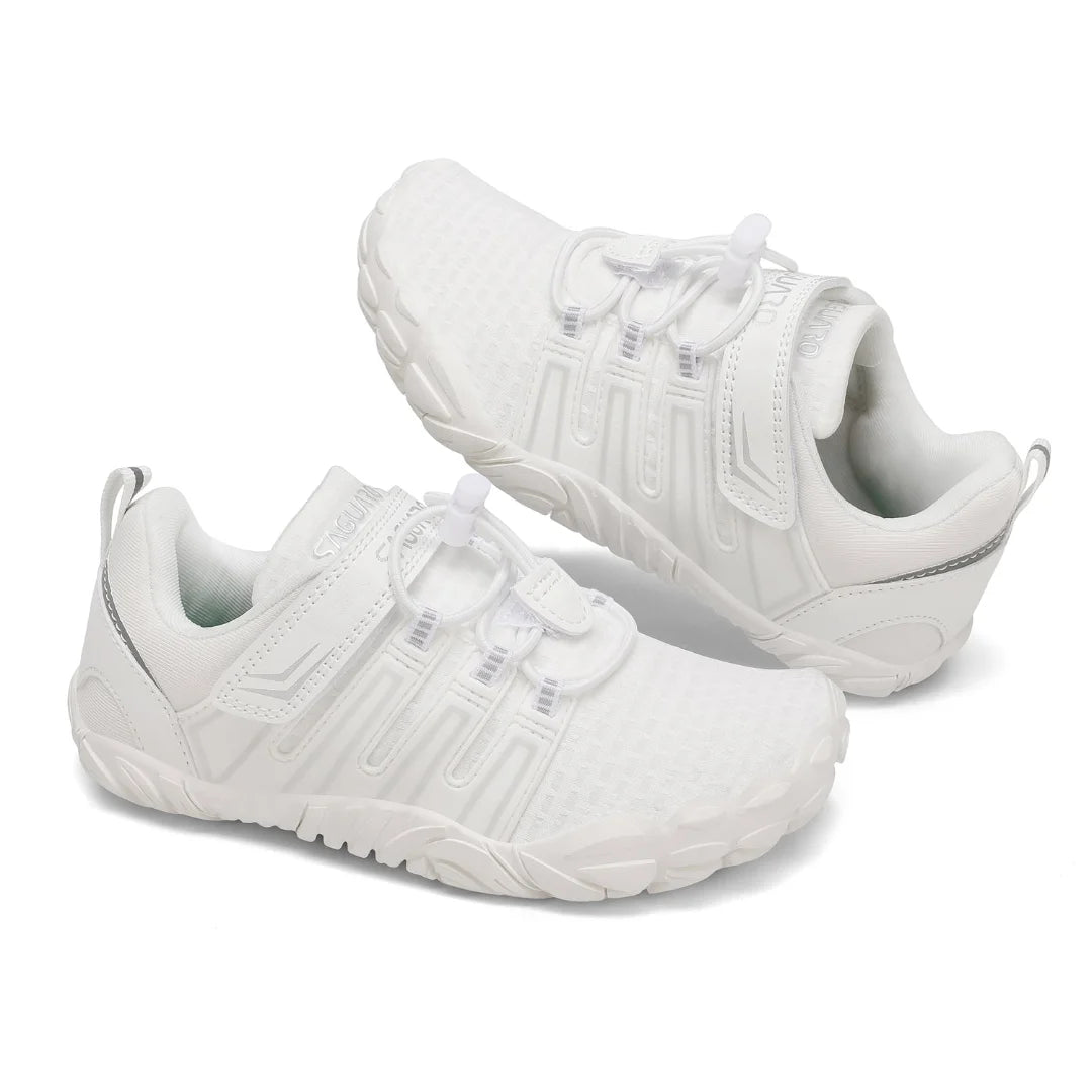 Par de bebe zapatillas blancas respetuosas con el crecimiento natural del pie infantil.