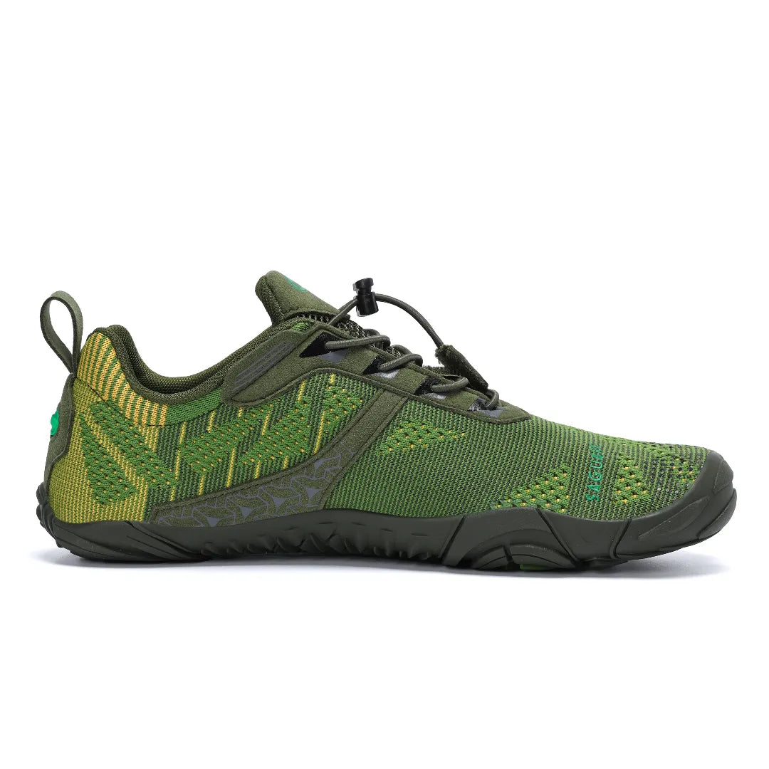 Detalle del ajuste rápido de cordones en zapatilla verde.
