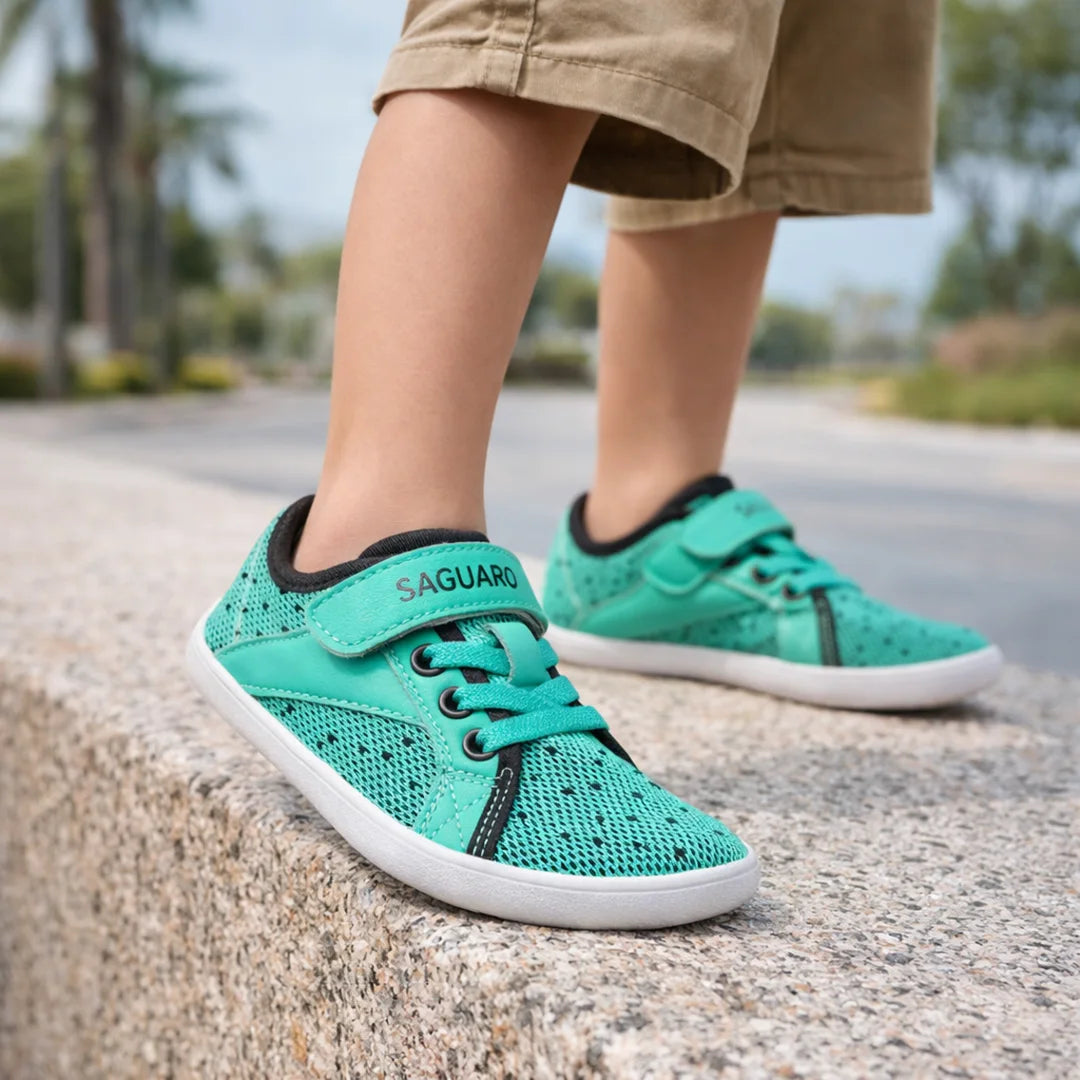 files/perfil-lateral-saguaro-kids-luck-i-verde-uso-casual.webp