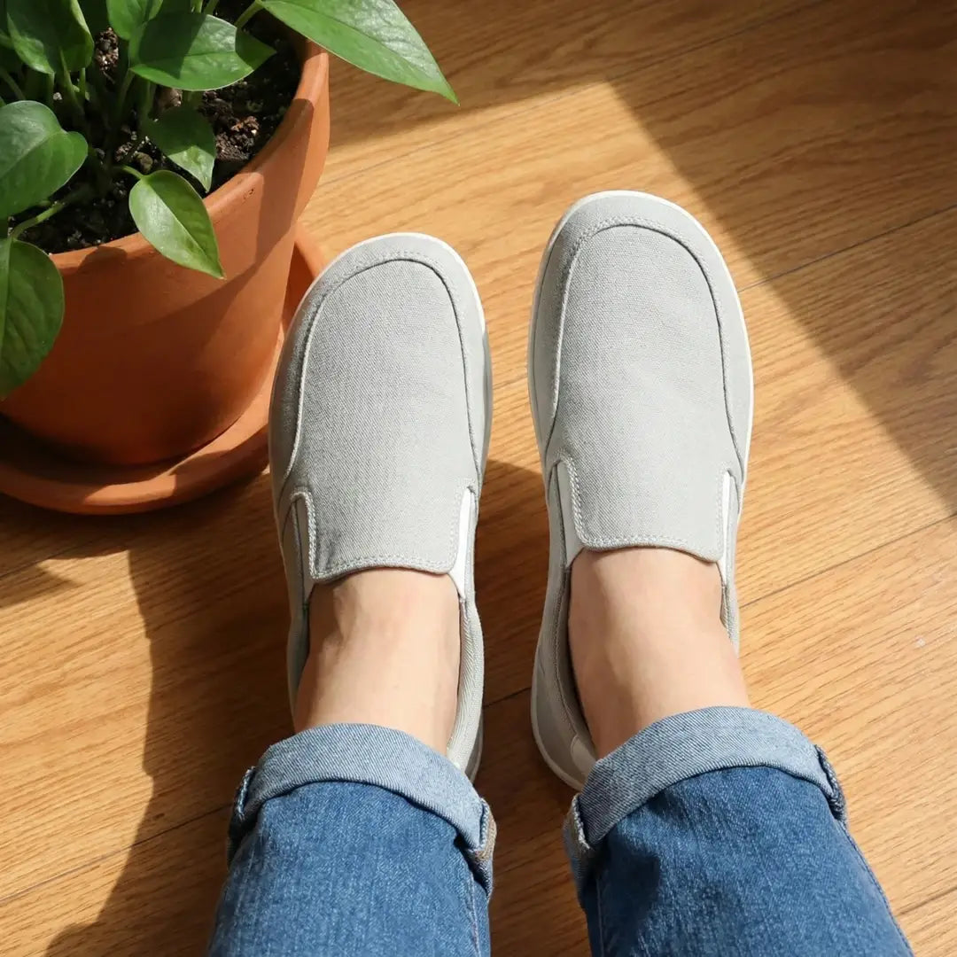 Uso casual de zapatillas grises en ambiente relajado de verano.
