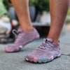 Zapatillas Smart II rosa coral en uso real mostrando comodidad.