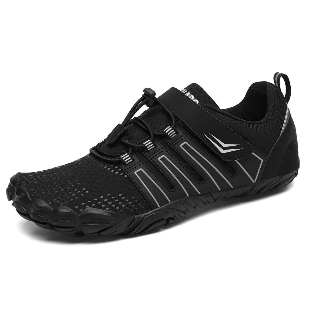 Zapatilla barefoot Saguaro Vigor II negra vista diagonal, diseño deportivo minimalista.