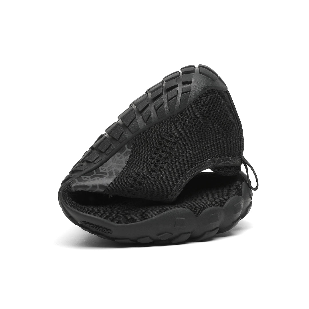 Zapatillas Saguaro Smart I negras dobladas mostrando alta flexibilidad.