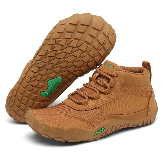 Suela de caucho flexible y antideslizante de botas Saguaro Kids, diseñada para una pisada natural y segura en todo terreno.