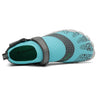 Vista superior zapatilla de agua celeste con cierre de velcro ajustable.