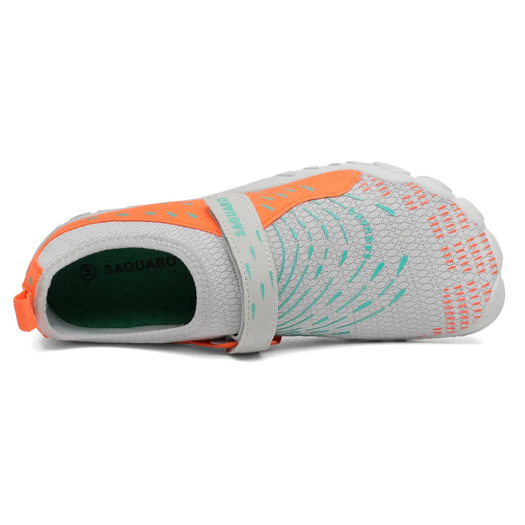 Interior zapatilla agua naranja mostrando plantilla y sistema de velcro.