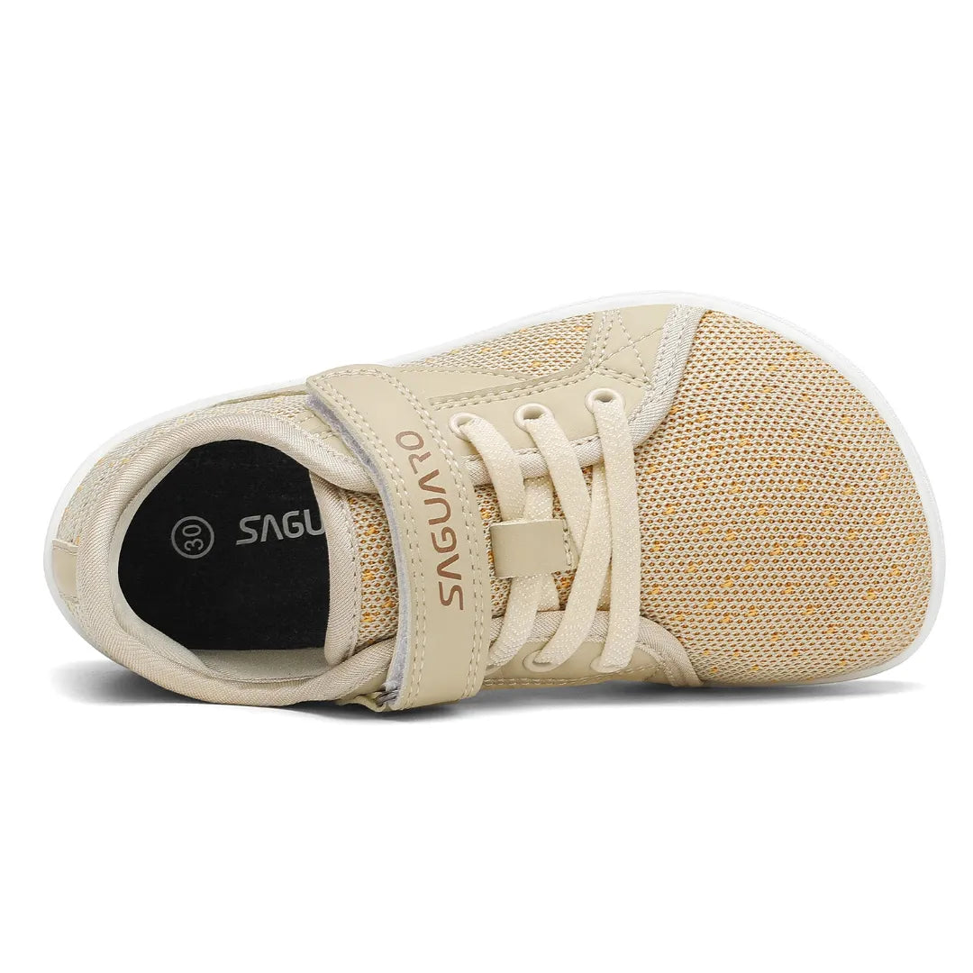 Vista superior zapatilla beige zero drop para el desarrollo del pie.