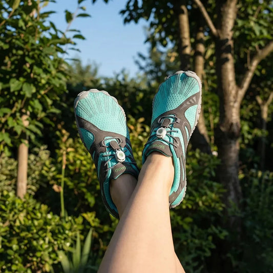 Persona usando Zapatilla Barefoot Saguaro Vitality IV Turquesa al aire libre. 