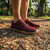 Saguaro Wish I vinotinto en uso real al caminar por superficie natural.