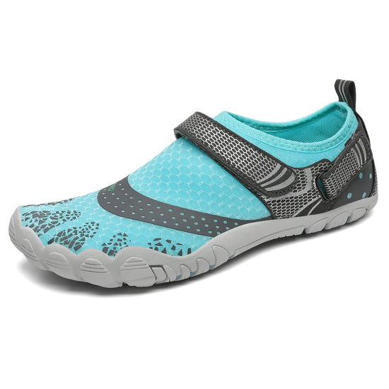 Zapatilla acuática minimalista celeste Saguaro Dive IV, velcro y secado rápido.