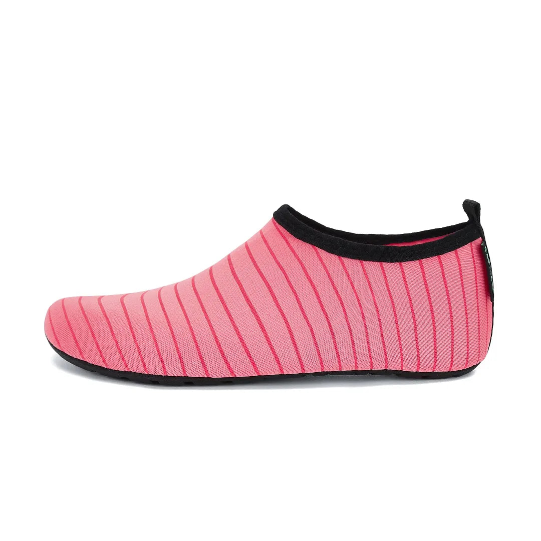 Zapatilla acuática minimalista rosa con rayas, ajuste tipo calcetín.