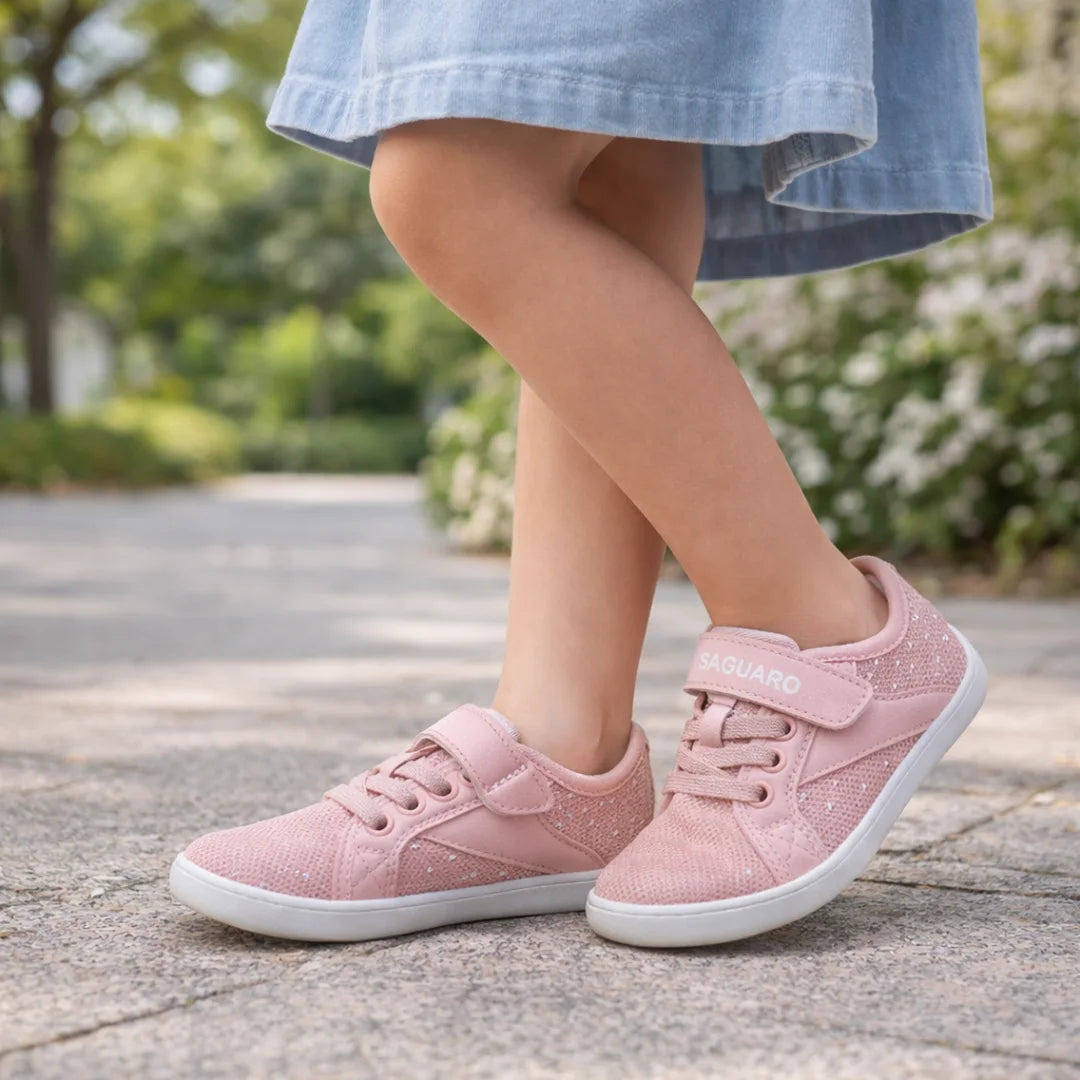 Bebe zapatillas rosa con horma ancha para el libre movimiento de los dedos.