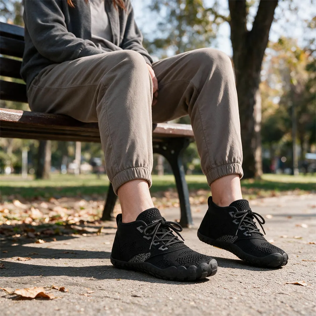 Zapatilla minimalista negra Saguaro Smart I Pro en uso diario, calzado barefoot versátil del entrenamiento a la ciudad.