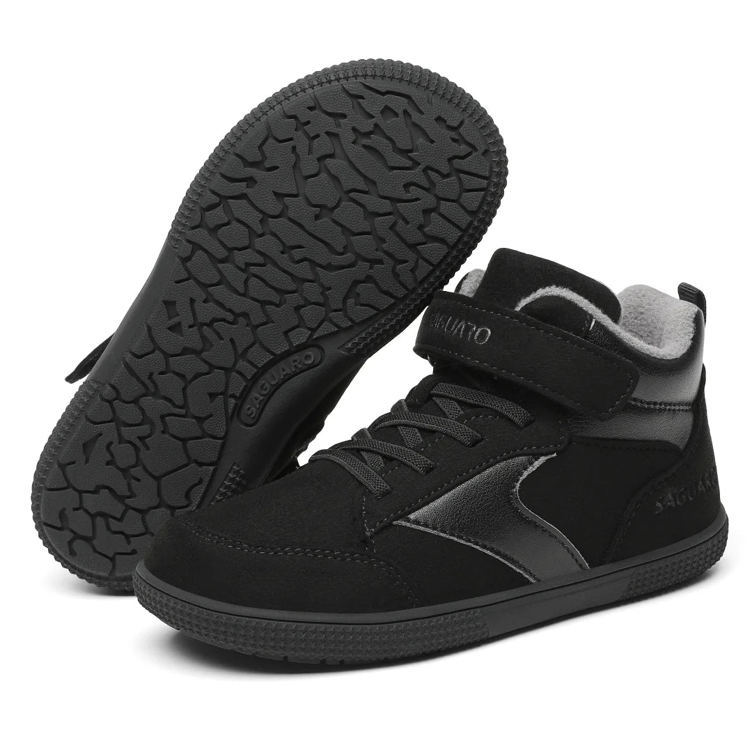 Zapatillas anchas escolares Saguaro Kids Wonderland I negras con suela flexible.