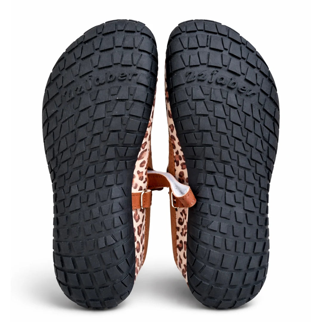 Suela de caucho antideslizante en zapatillas anchas tipo ballerinas para un agarre seguro.