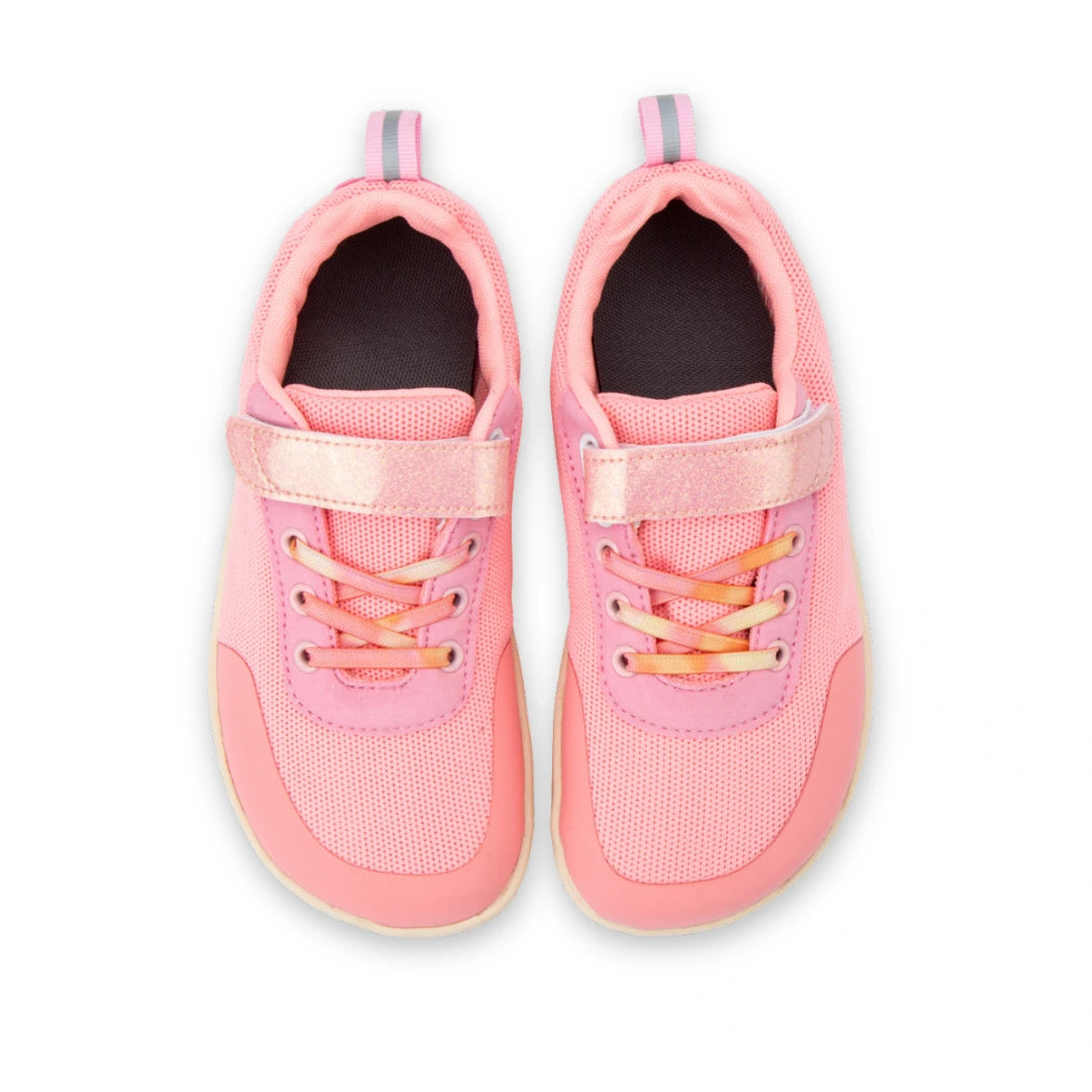 Zapatillas anchas para niña con horma anatómica que permite el libre movimiento de dedos.