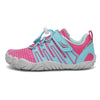 Zapatillas anchas para niña con suela flexible blanca y ajuste de velcro ergonómico.