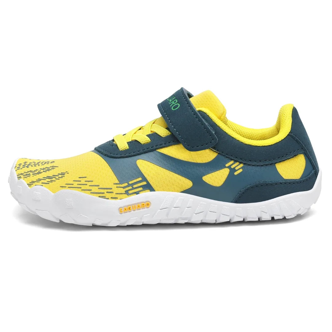 Zapatillas anchas amarillas para niño con malla técnica ultra transpirable.