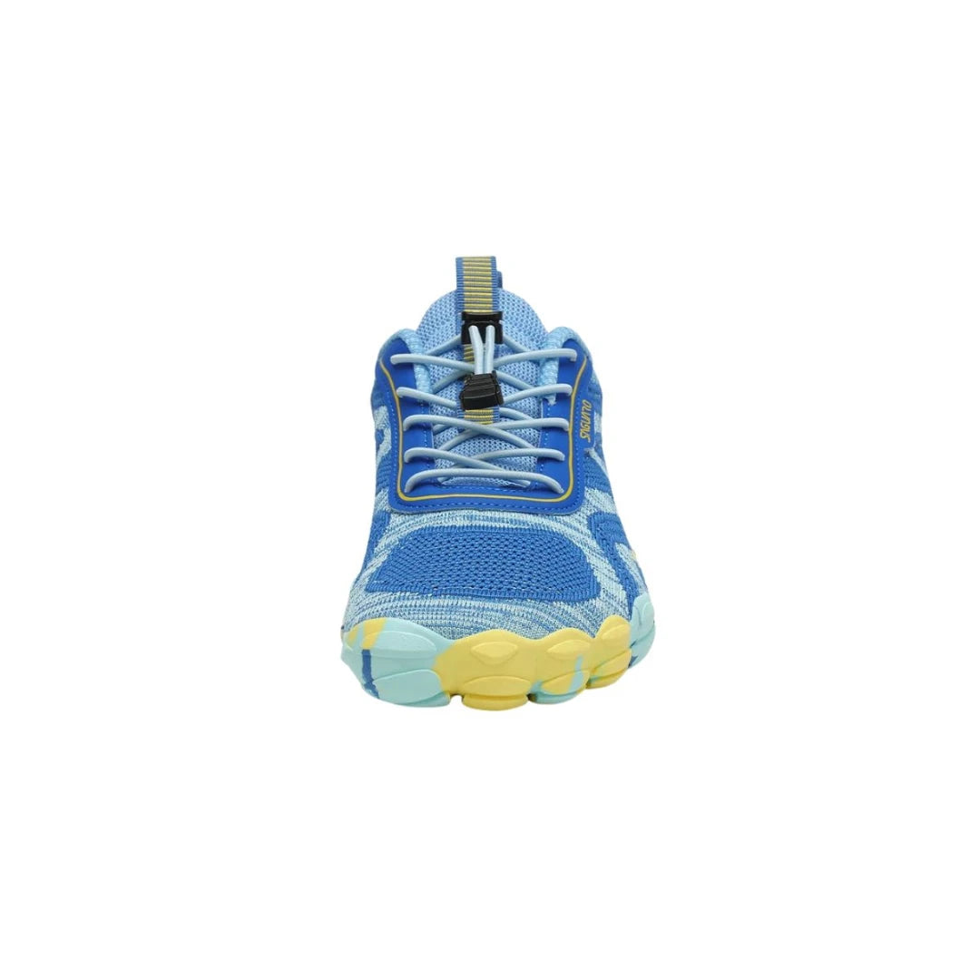 Vista frontal de zapatillas barefoot mujer azul celeste con puntera ancha anatómica.