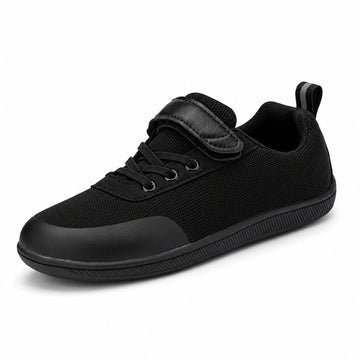Zapato escolar barefoot negro para niño con puntera reforzada y suela flexible.