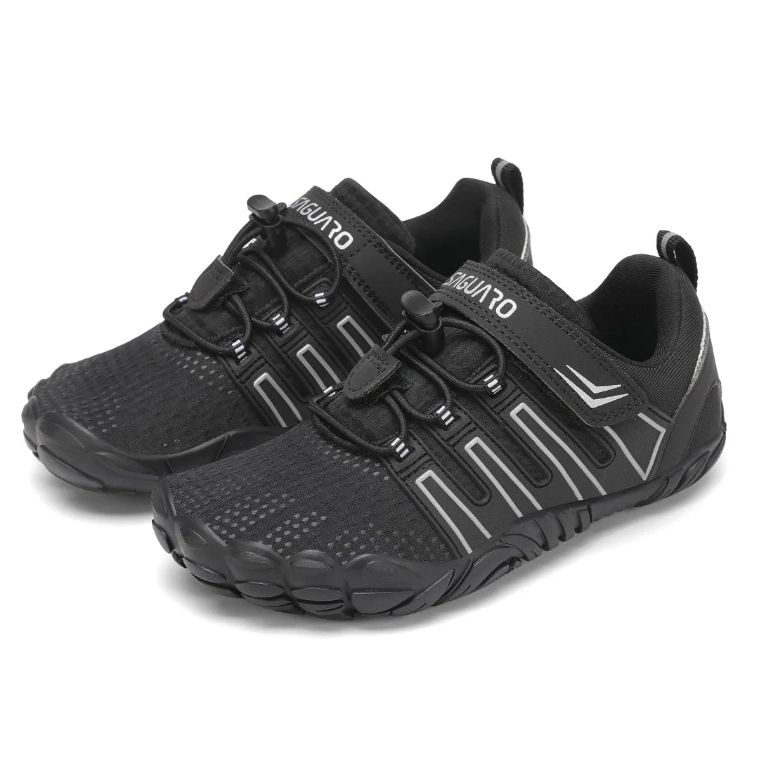 Par de zapato escolar barefoot con sistema de ajuste rápido y suela flexible.
