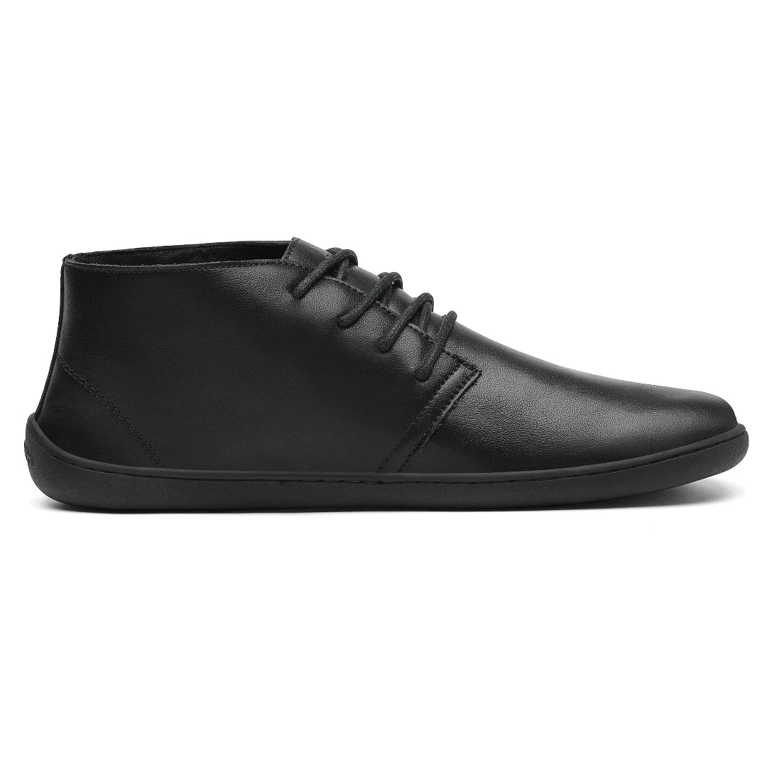 Vista lateral de zapatos barefoot formales negros con suela plana y diseño elegante.