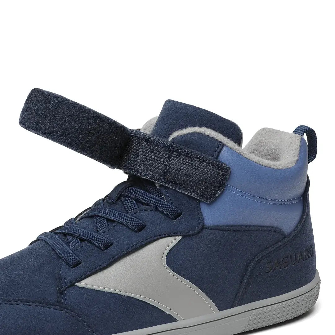 Detalle del cierre de velcro superior en zapatos bebé ergonómicos para asegurar el empeine.