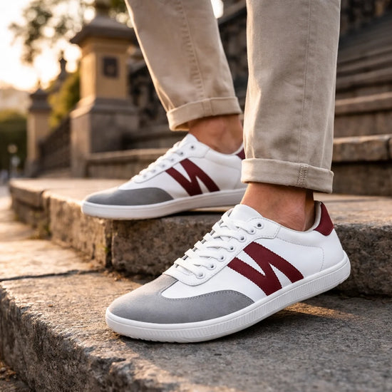 Hombre usando zapatillas ZZfaber Niza I blanco casual.